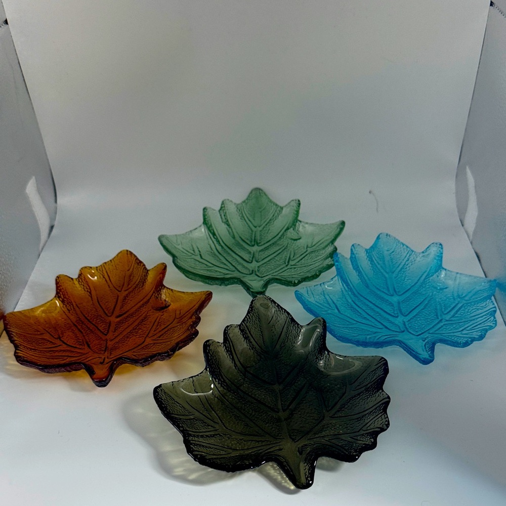 Set of 4 Leaf-Shaped Glass Dishes